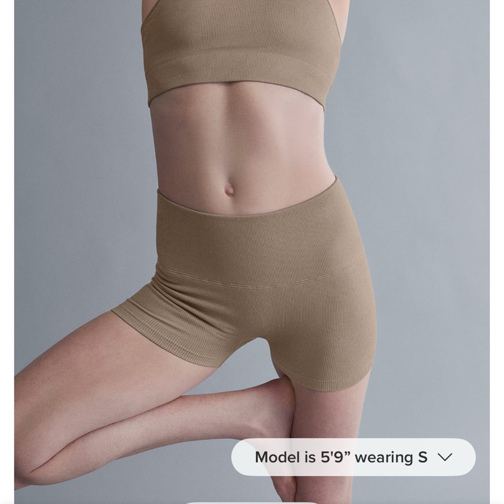 Alo High-Waisted Ribbed Seamless Shimmer Shorts